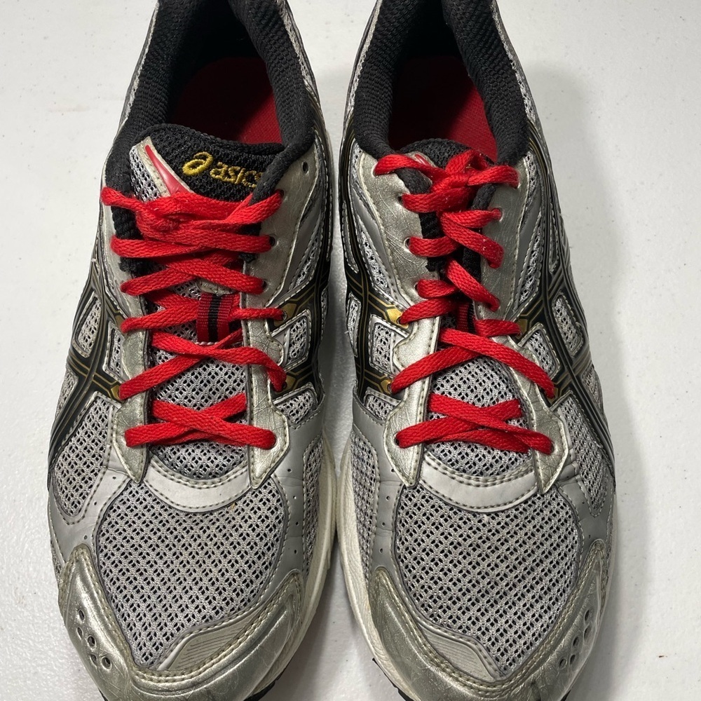 ASICS Men's Silver Athletic Shoes with Red Laces Size 10 SB-45